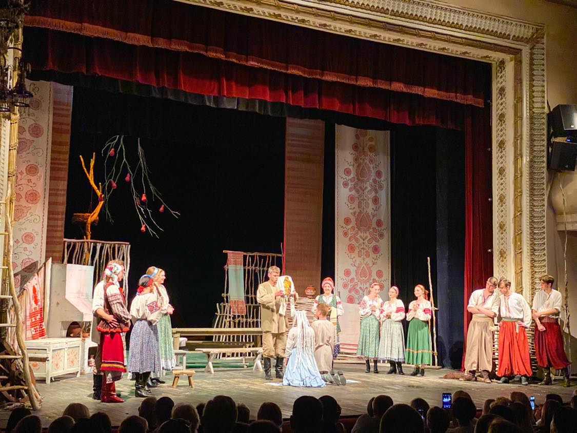 Омелько та Маруся Кайдаші благословляють Лавріна та Мелашку Омелько та Маруся Кайдаші благословляють Лавріна та Мелашку